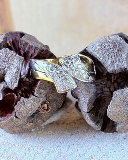 Anello in stile modernista in oro giallo e oro bia