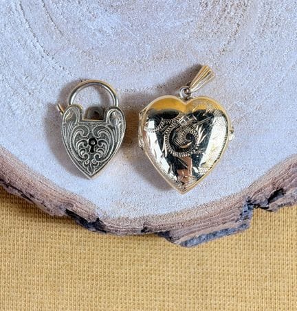 Set di due ciondoli a forma di cuore in oro giallo