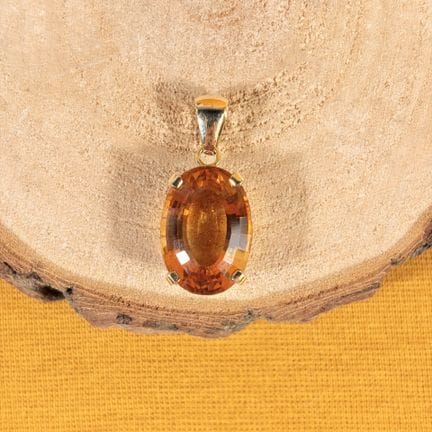 Pendentif en or jaune 750/1000 (18K) orné en serti