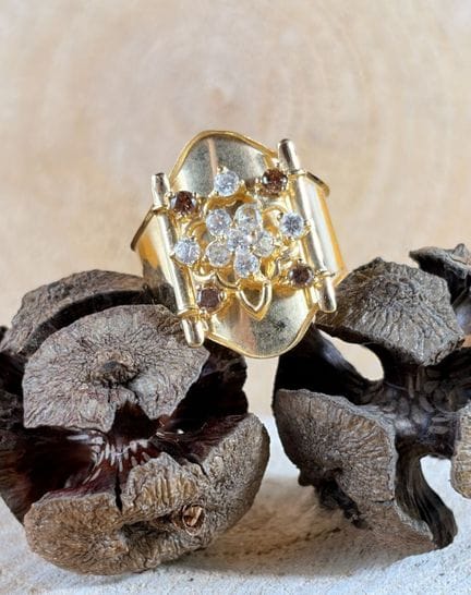 Bague en or jaune 750/1000 (18K) ornée de pierres 