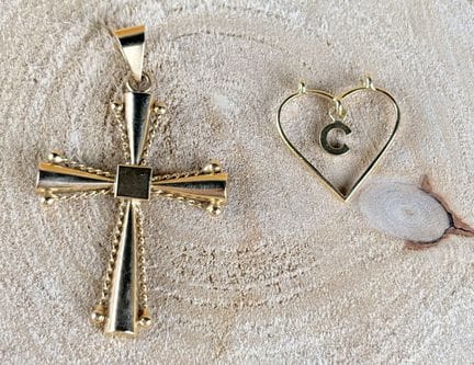 Set composto da due ciondoli in oro giallo 750/100