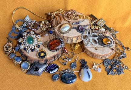 Set di bigiotteria varia comprendente spille, cate