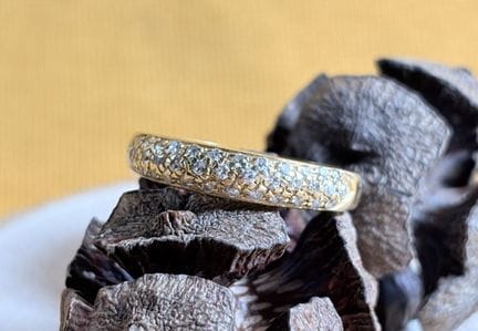 Bague demi-jonc en or jaune 750/1000 (18K) ornée d