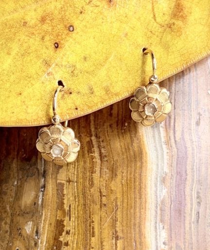 Paire de boucle d'oreilles dormeuses en or jaune 7