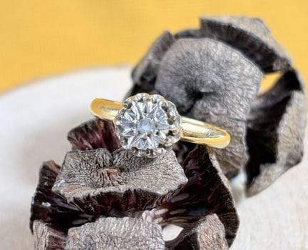Anello a margherita in oro giallo e oro bianco 750