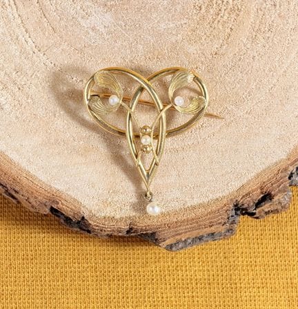 Brosche aus 750/1000 Gelbgold (18 K) mit Perlen, d
