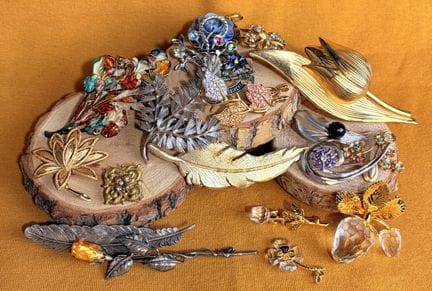 Modeschmuck-Set mit Broschen mit Blumenmotiven