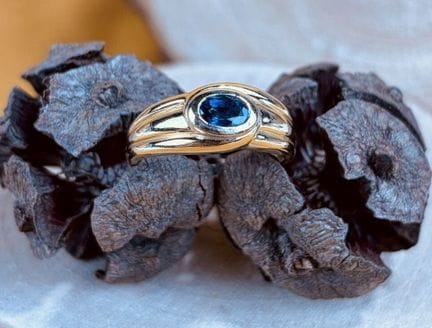 Bague demi-jonc en or jaune 750/1000 (18K) ornée e