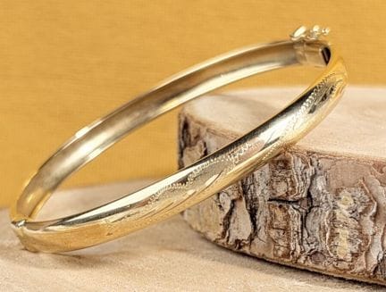 Bracelet semi-rigide à charnières en or jaune 750/