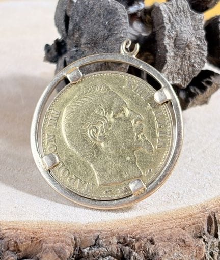 Moneta da 20 franchi d'oro (1859) montata su un ci