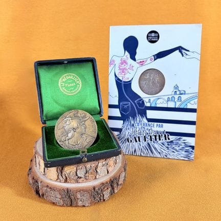 Set composto da una medaglia d'argento incisa da R