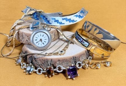 Set di bigiotteria composto da un bracciale semi-a