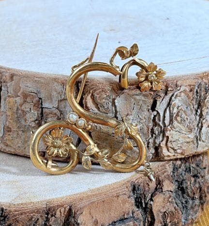 Gebrochene Brosche aus 750/1000 (18 K) Gold mit Ha