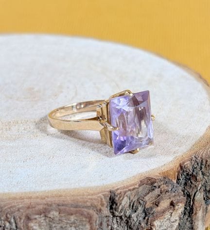 Anello in oro giallo 750/1000 (18 carati) con un'a