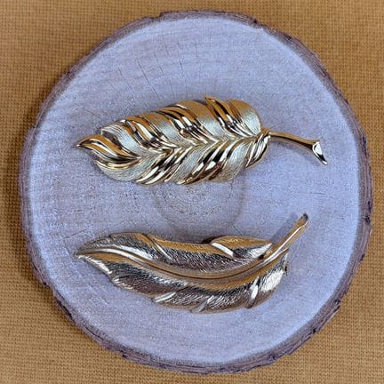 Set aus zwei „Feder“-Broschen aus 750/1000 Gelbgol