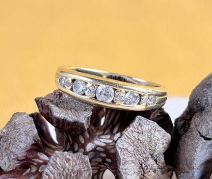 Bague demi-jonc en or jaune 750/1000 (18K) ornée e