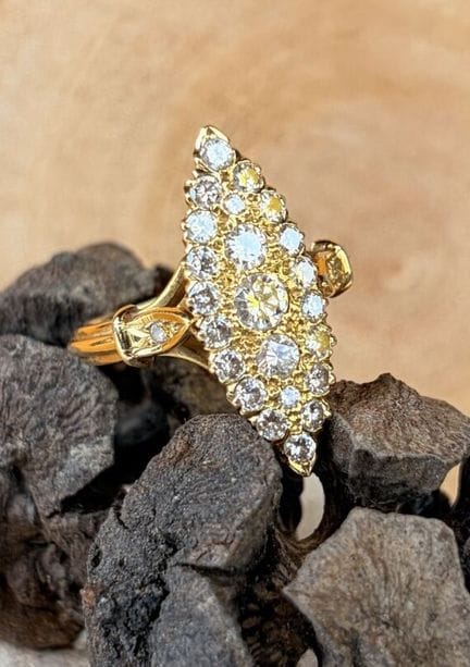 Bague marquise en or jaune 750/1000 (18K) ornée d'
