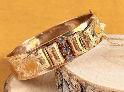 Bracciale semirigido con chiusura a fibbia in oro 