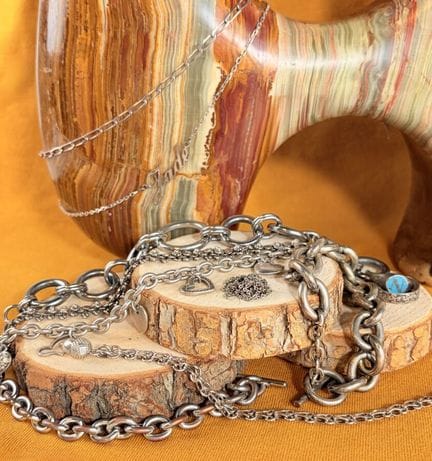 Set di gioielli in argento, alcuni dei quali rotti