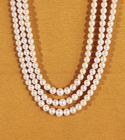 Suite de deux colliers de perles de culture en chu