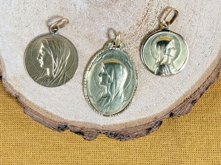Set di tre medaglie in oro giallo 750/1000 (18 car