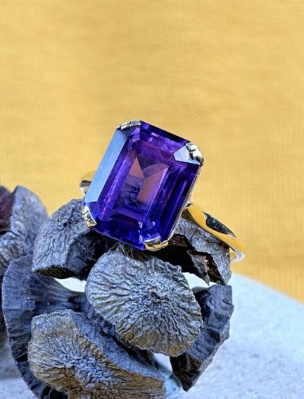 Anello in oro giallo 750/1000 (18 carati) con un'a
