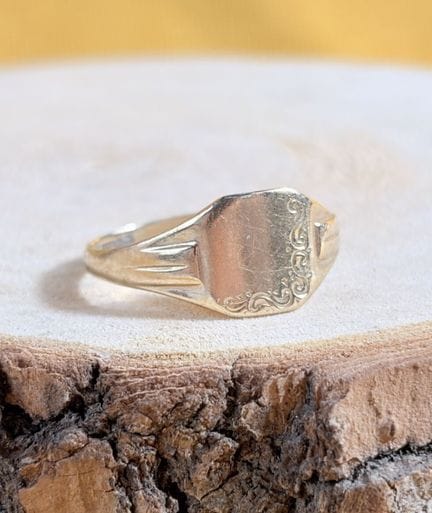 Anello in oro giallo 375/1000 (9K) con decorazione