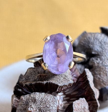 Anello in oro giallo 750/1000 (18 carati) con un'a