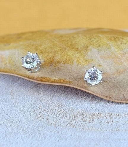 Coppia di orecchini a bottone in oro bianco 750/10