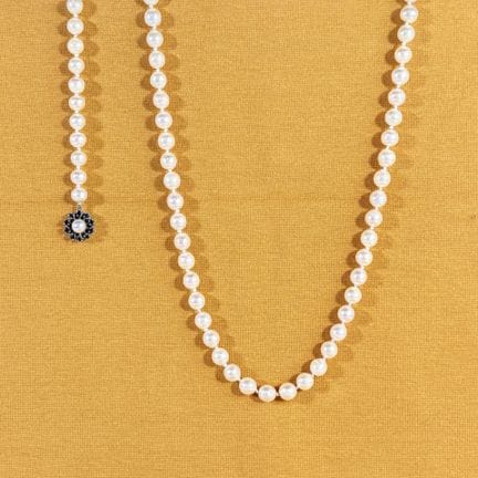 Collana lunga impreziosita da perle coltivate e do