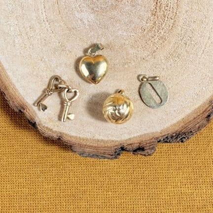 Set di quattro ciondoli in oro giallo 750/1000 (18