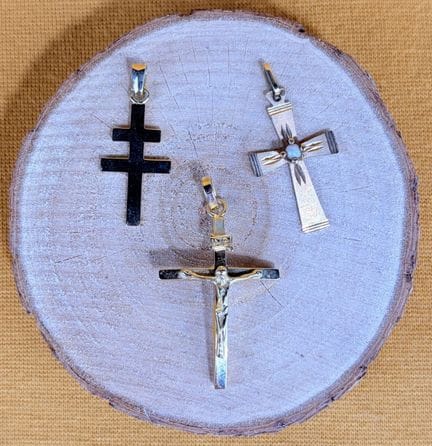 Set di tre ciondoli a forma di "croce" in oro gial