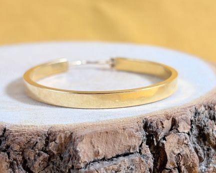 Un orecchino a cerchio in oro giallo 750/1000 (18 