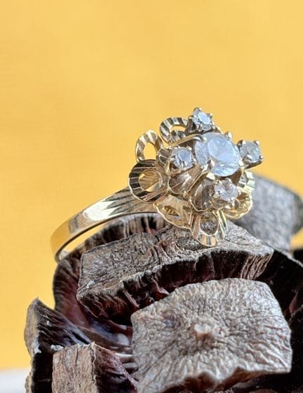 Anello a forma di margherita in oro giallo 750/100