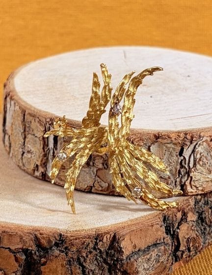 Stilisierte Brosche in Form von Blattwerk aus stru