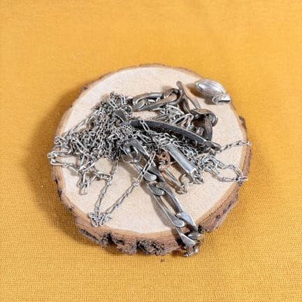 Set di gioielli in argento, alcuni dei quali rotti