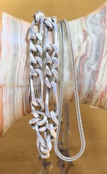 Set composto da due catene in argento, di cui una 