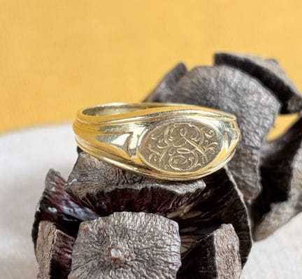Anello tipo chevalière in oro giallo 750/1000 (18 