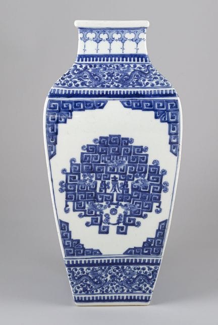 CHINA, siglo XIX. Jarrón de forma balustre con sec