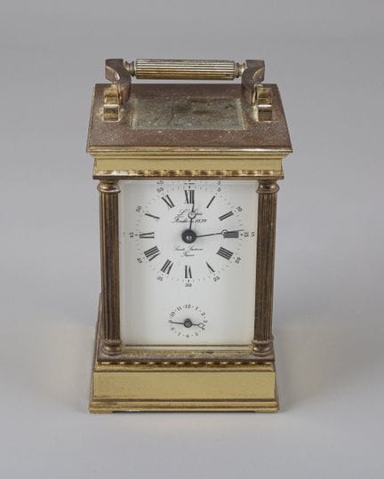 L'EPEE. Reloj de mesa de oficial de latón dorado, 
