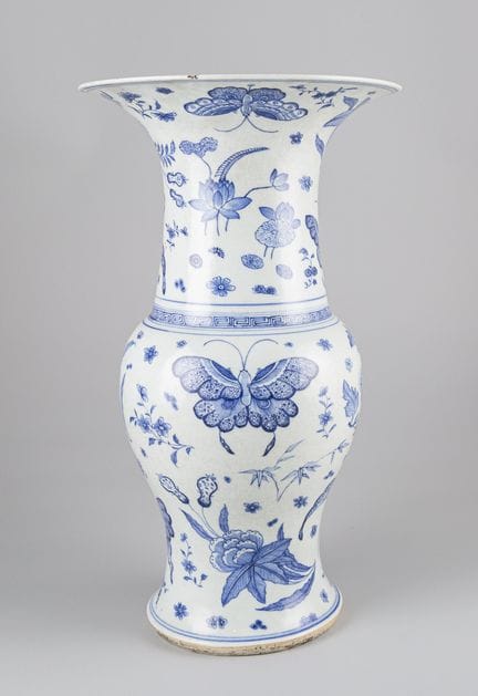 CHINA, siglo XVIII. Jarrón balustre de cuello abie