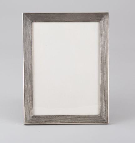 Marco de fotos con montura de plata y decoración g