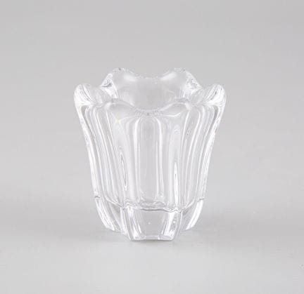 DAUM, Francia. Florero de cristal. Altura: 7 cm.