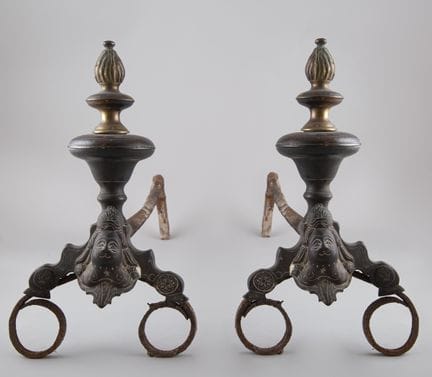 Soportes de bronce dorado con motivos de cabezas d