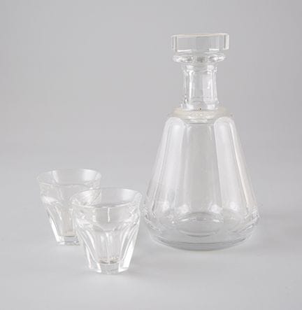 BACCARAT. Siete copas de licor de cristal y su jar