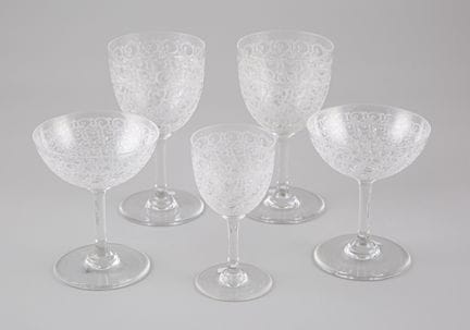 BACCARAT. Juego de copas de cristal blanco con gra