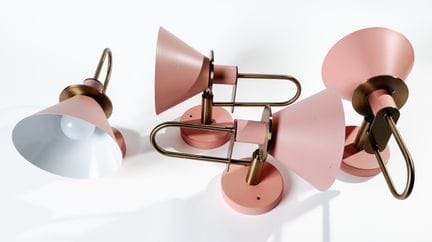 Saar Zafrir: Cuatro apliques de chapa lacada rosa 