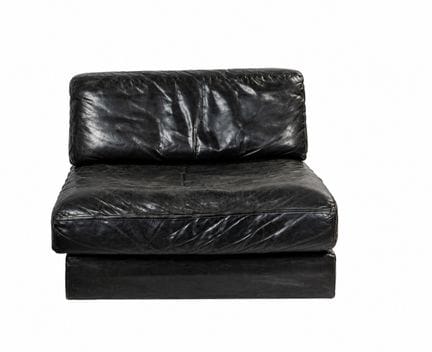 DE SEDE Exclusiv: Sillón de espuma y cuero negro. 