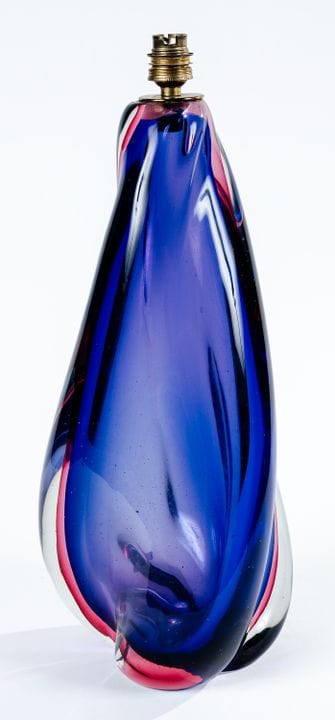 Gran pie de lámpara de cristal tintado en violeta 