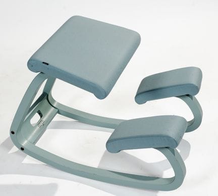 Una silla de oficina para ordenador de tela azul c